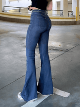 Verwaschene Push-Up-Jeans mit ausgestelltem Bein
